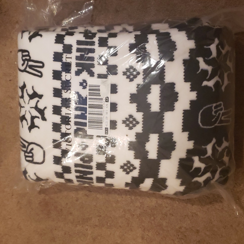 Brand new Victoria's secret PINK....Sherpa Blanket.. black and white - Picture 3 of 3